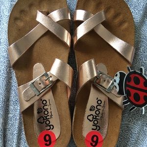 Girl’s gold sandals